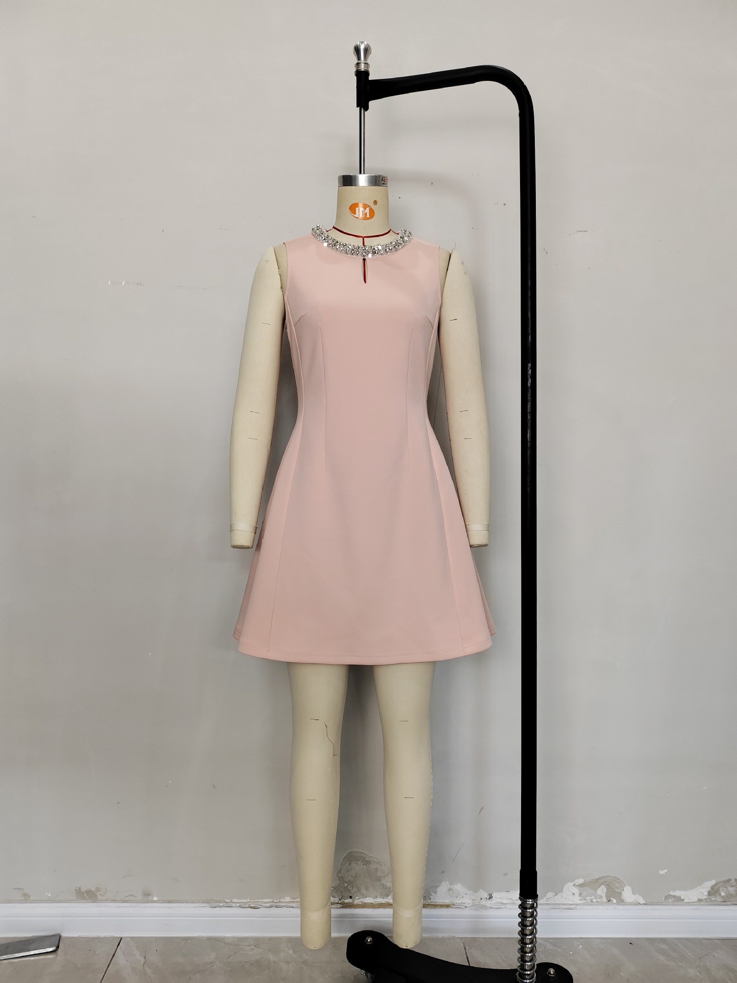 夏の女性用ノースリーブビーズ付きスクエアネックショートドレス - Summer Clothing Pakistan のレビューと価格